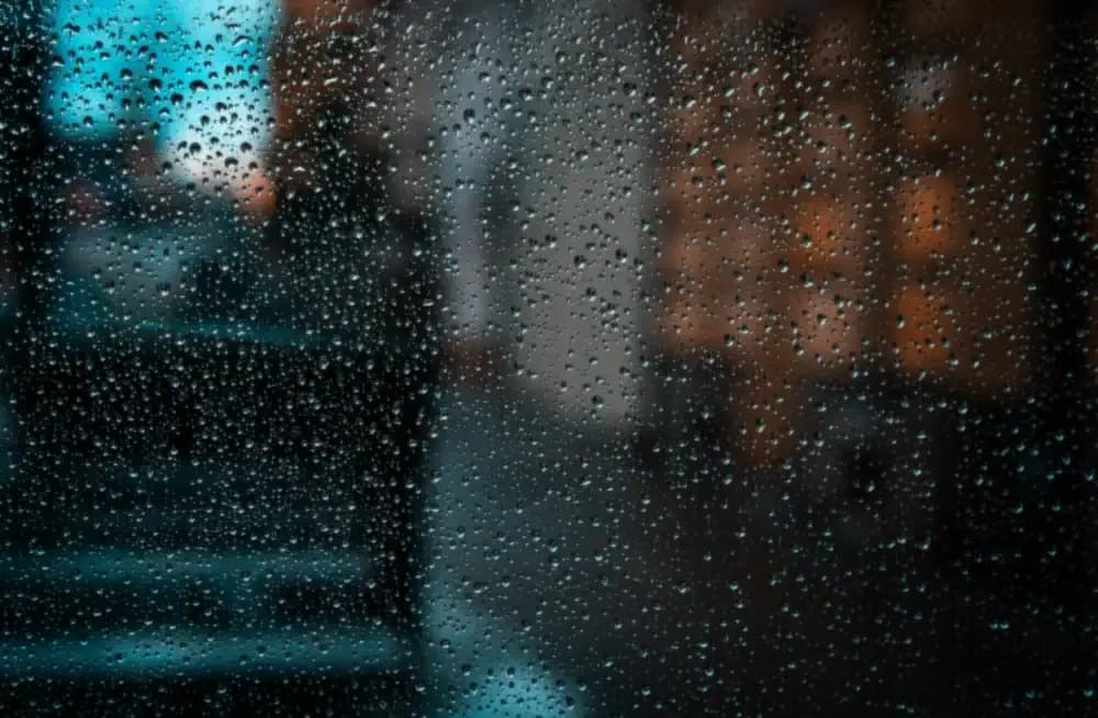 Gotas de chuva escorrendo no vidro da janela